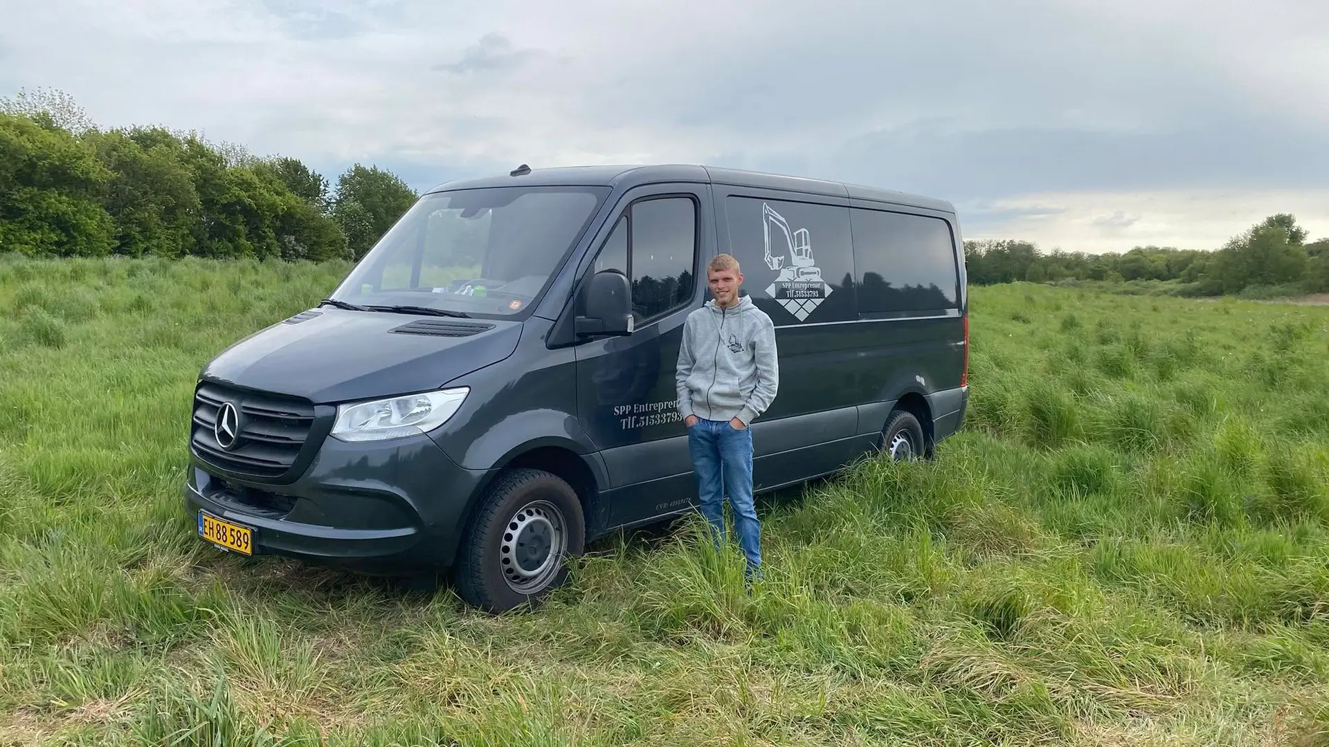 Simon Piil Petersen ved firmabilen i Odsherred